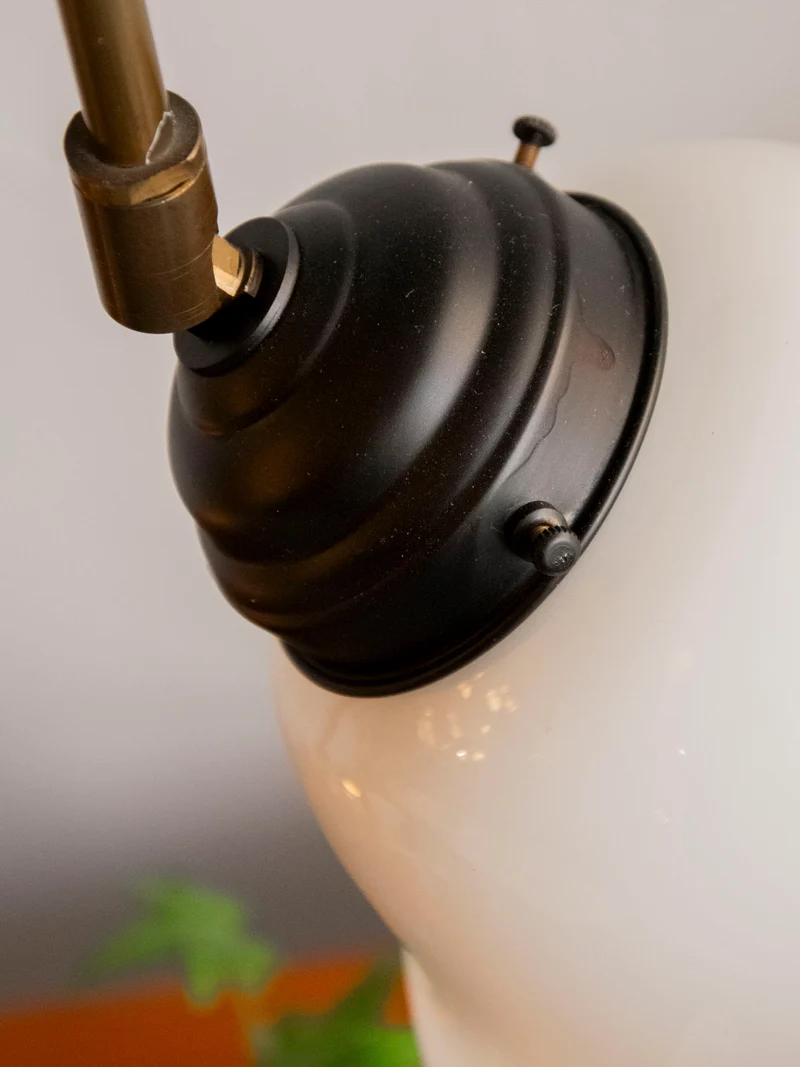 Suzanne, la lampe en fer forgé à la structure robuste N°636