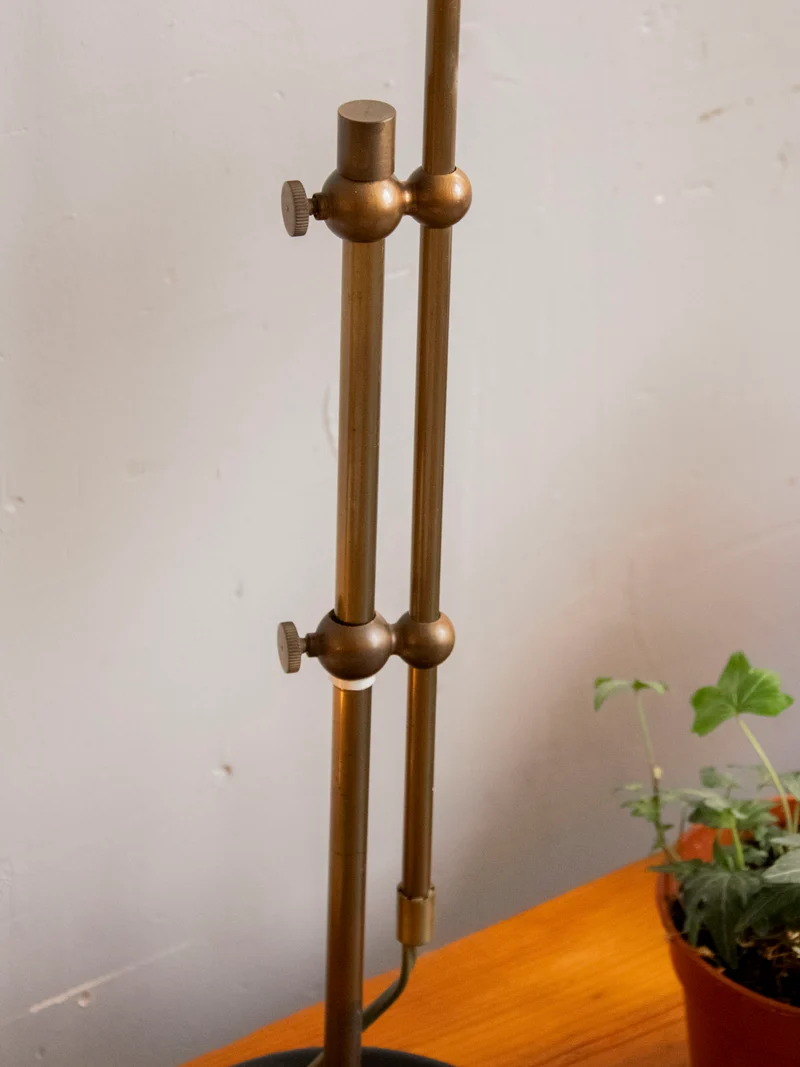 Suzanne, la lampe en fer forgé à la structure robuste N°636