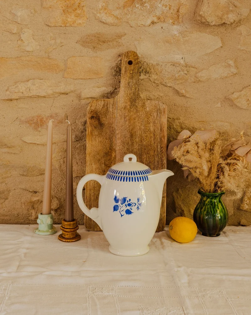 Gabrielle, la carafe en porcelaine blanche et bleue N°170