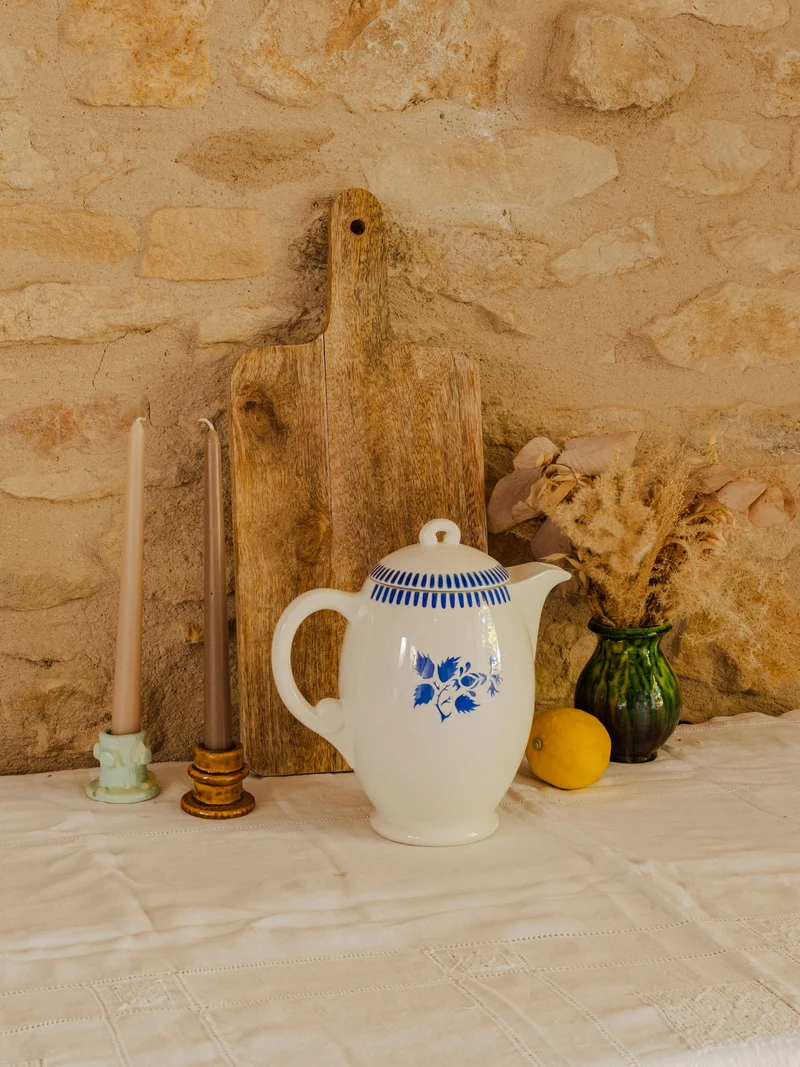 Gabrielle, la carafe en porcelaine blanche et bleue N°170