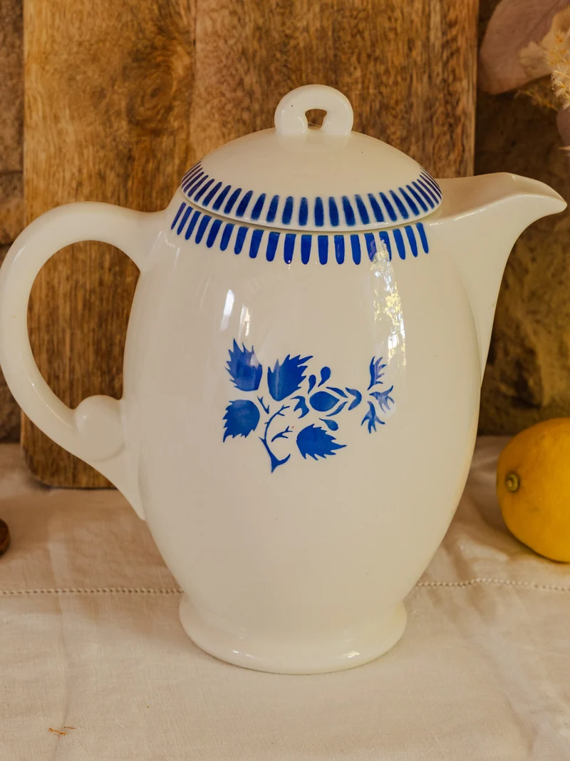 Gabrielle, la carafe en porcelaine blanche et bleue N°170