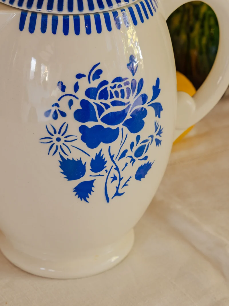 Gabrielle, la carafe en porcelaine blanche et bleue N°170