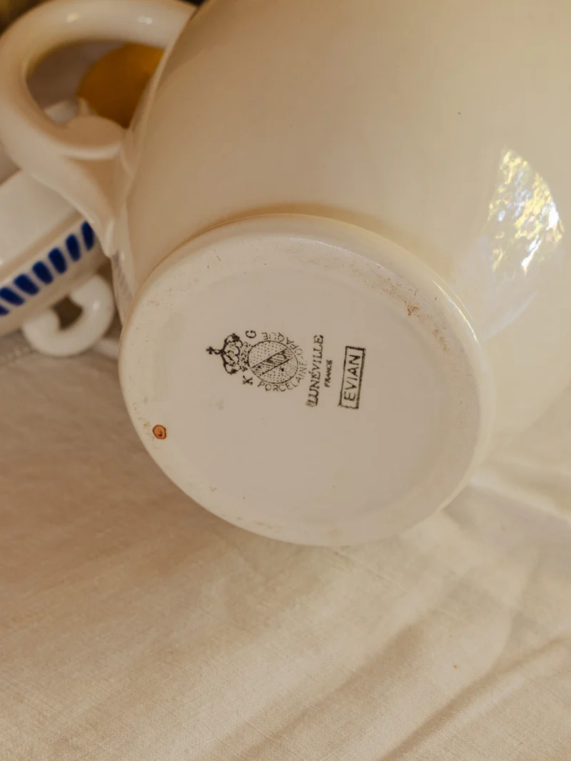 Gabrielle, la carafe en porcelaine blanche et bleue N°170