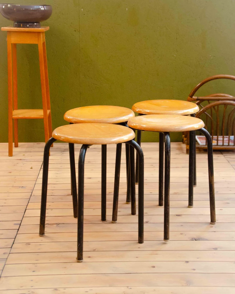 Regis, le lot de 4 tabourets d'école N°1543
