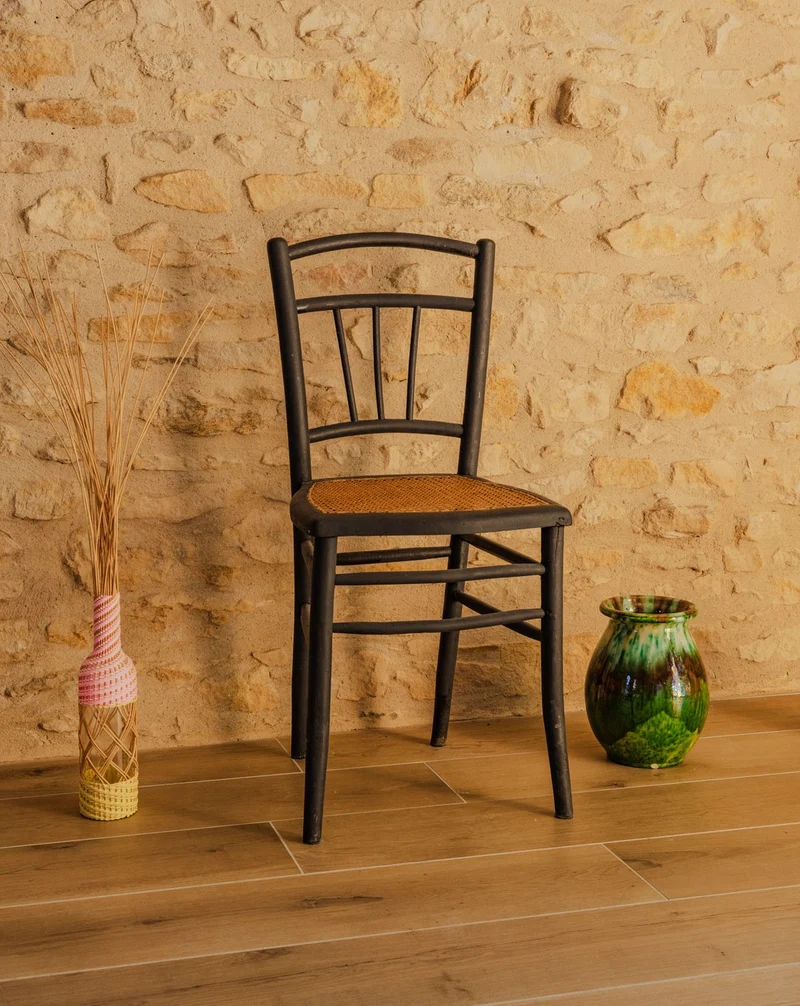 Claude, la chaise en bois noir N°1591