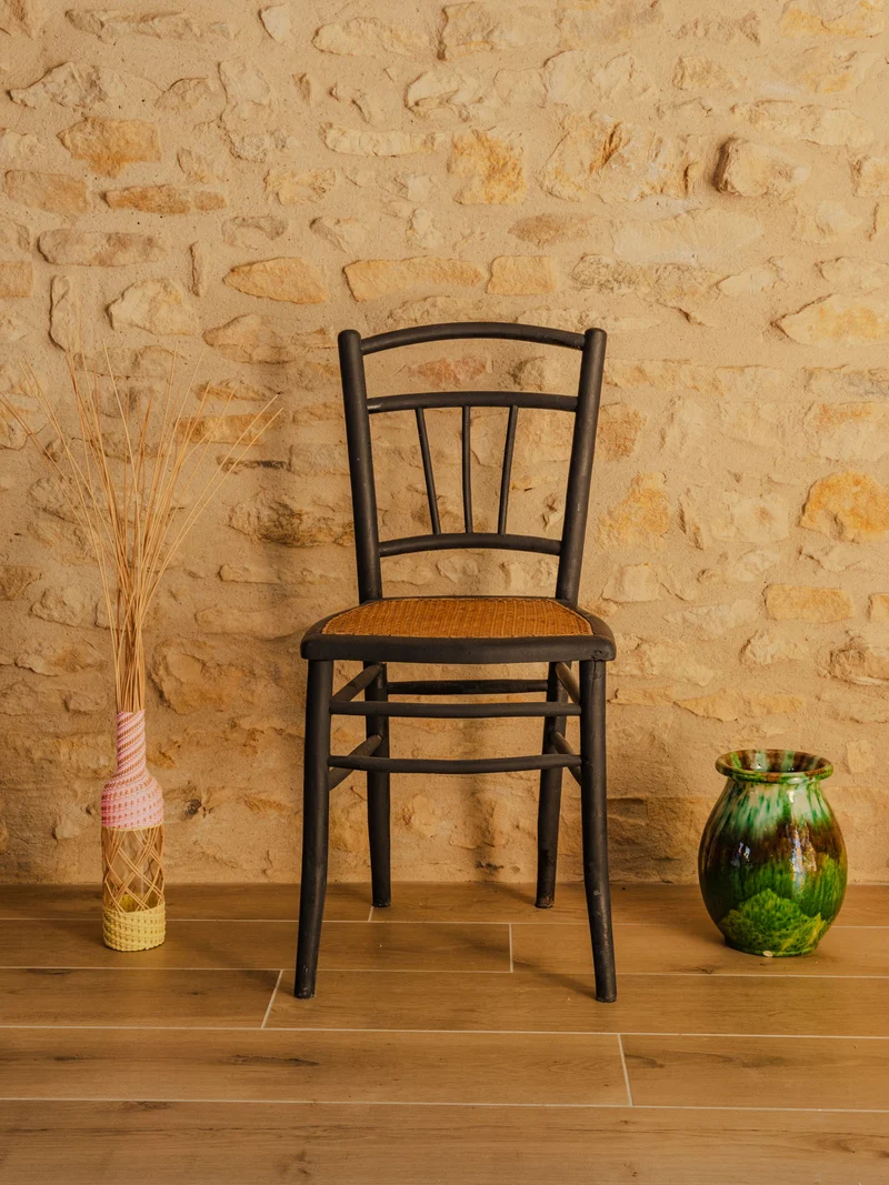 Claude, la chaise en bois noir N°1591
