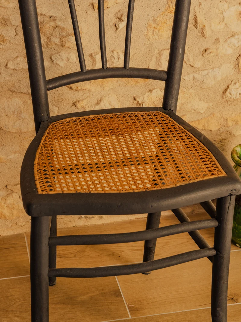 Claude, la chaise en bois noir N°1591