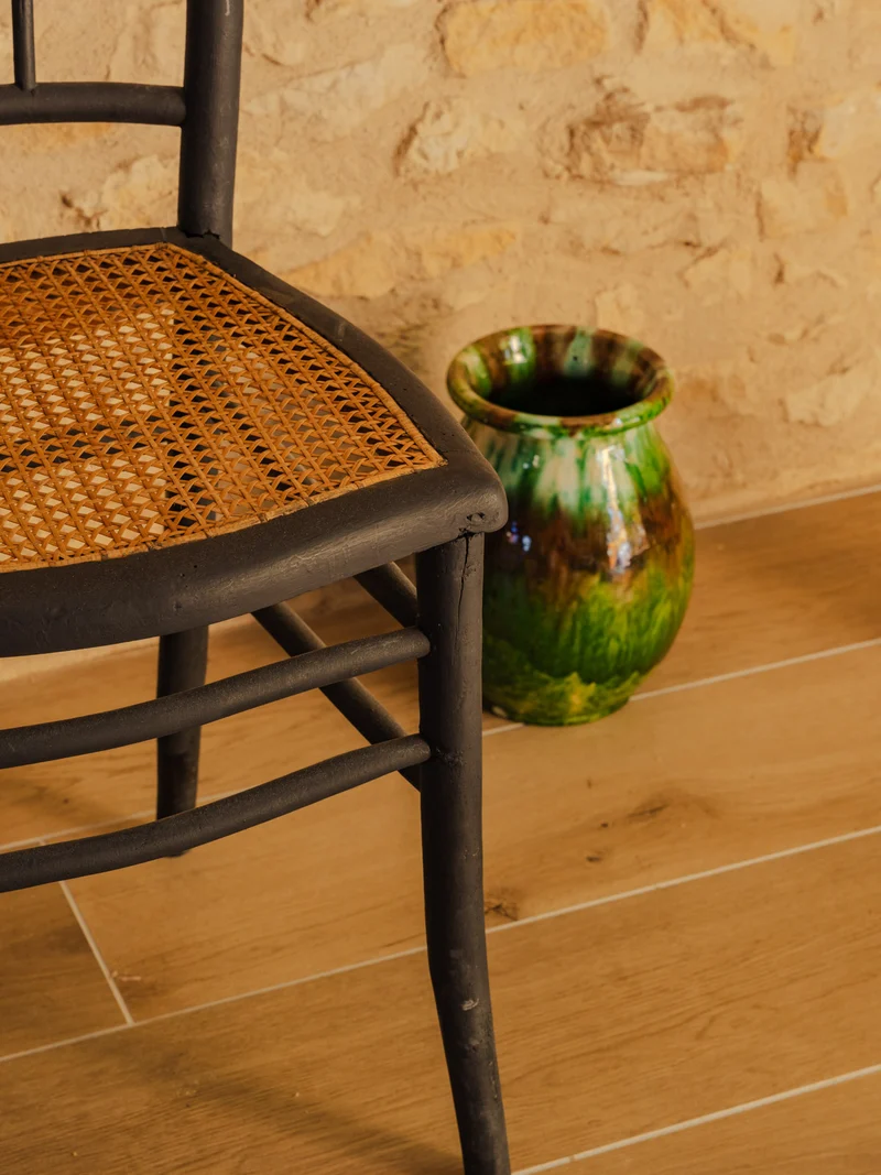 Claude, la chaise en bois noir N°1591
