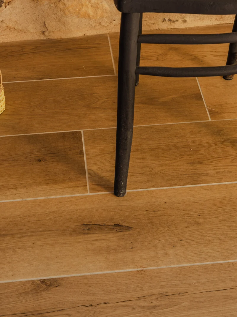 Claude, la chaise en bois noir N°1591