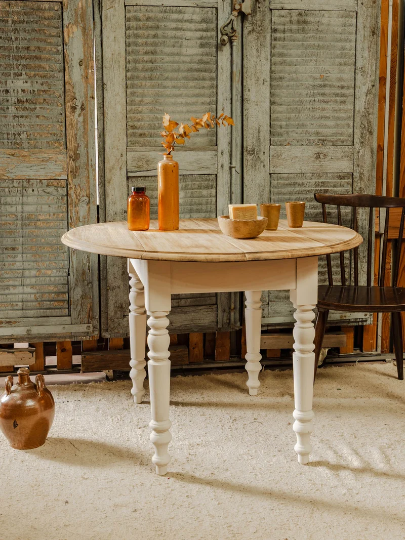 Romy, la table à manger ronde en bois N°1490