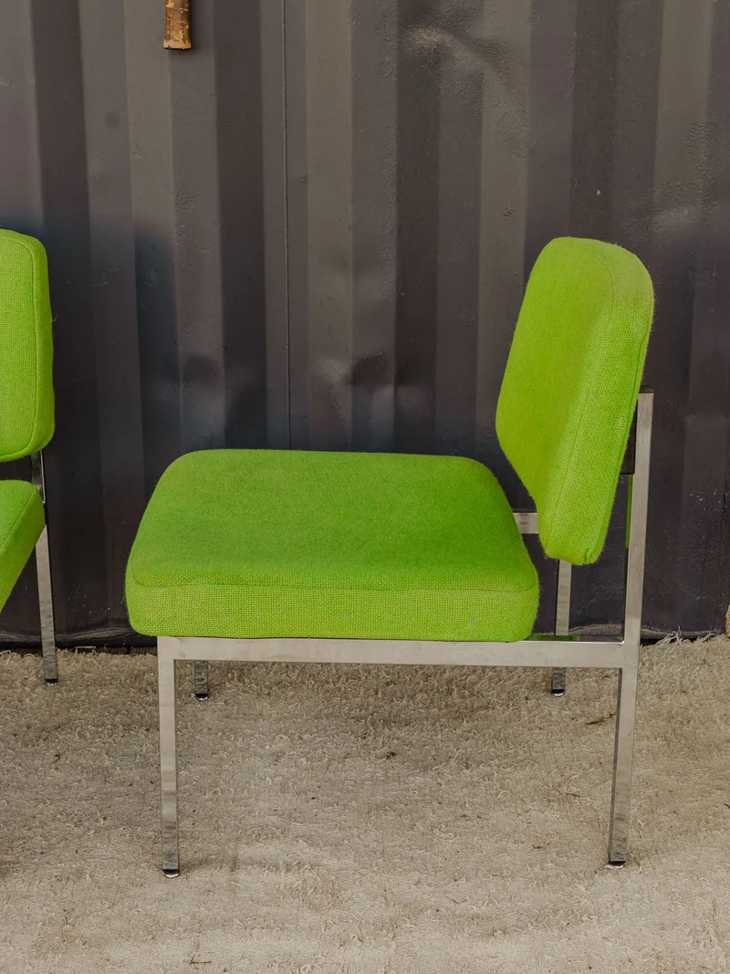 Alma, la paire de chaises chromées et en tissu vert N°1871