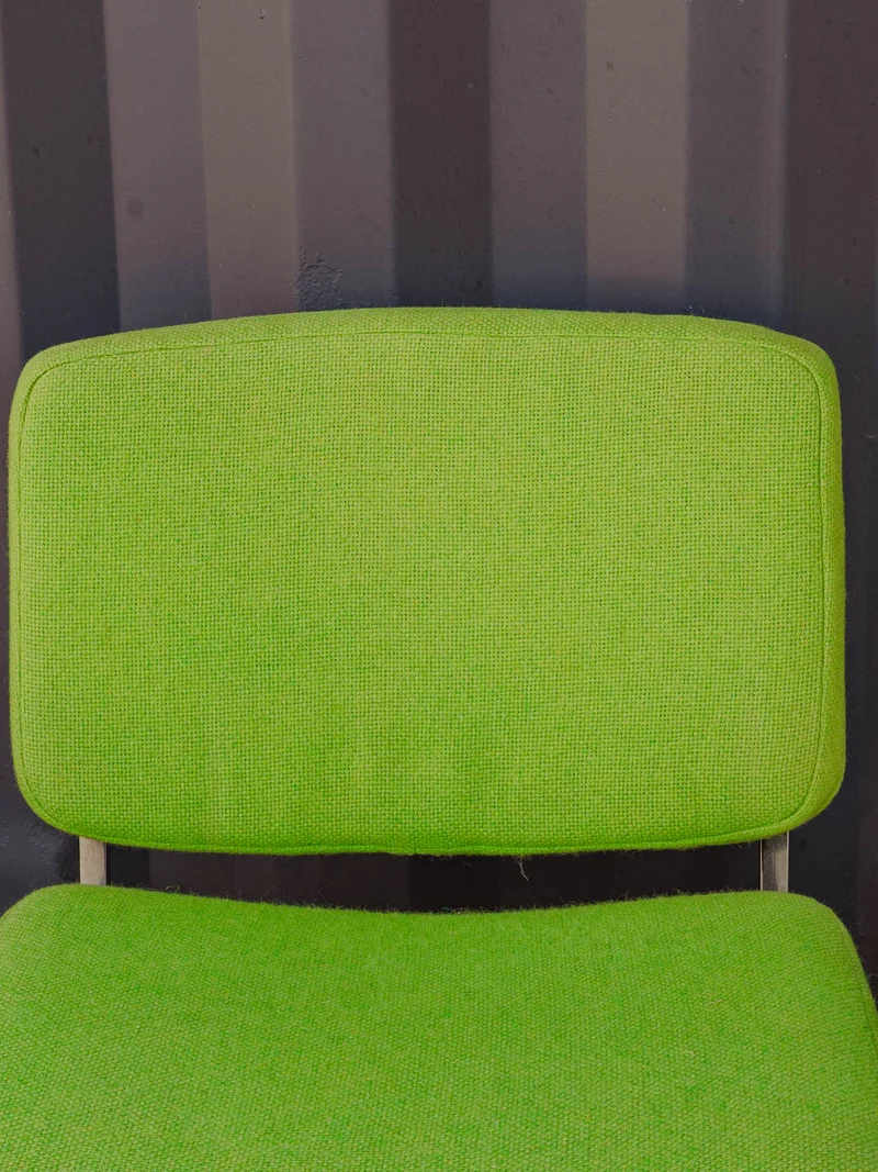 Alma, la paire de chaises chromées et en tissu vert N°1871
