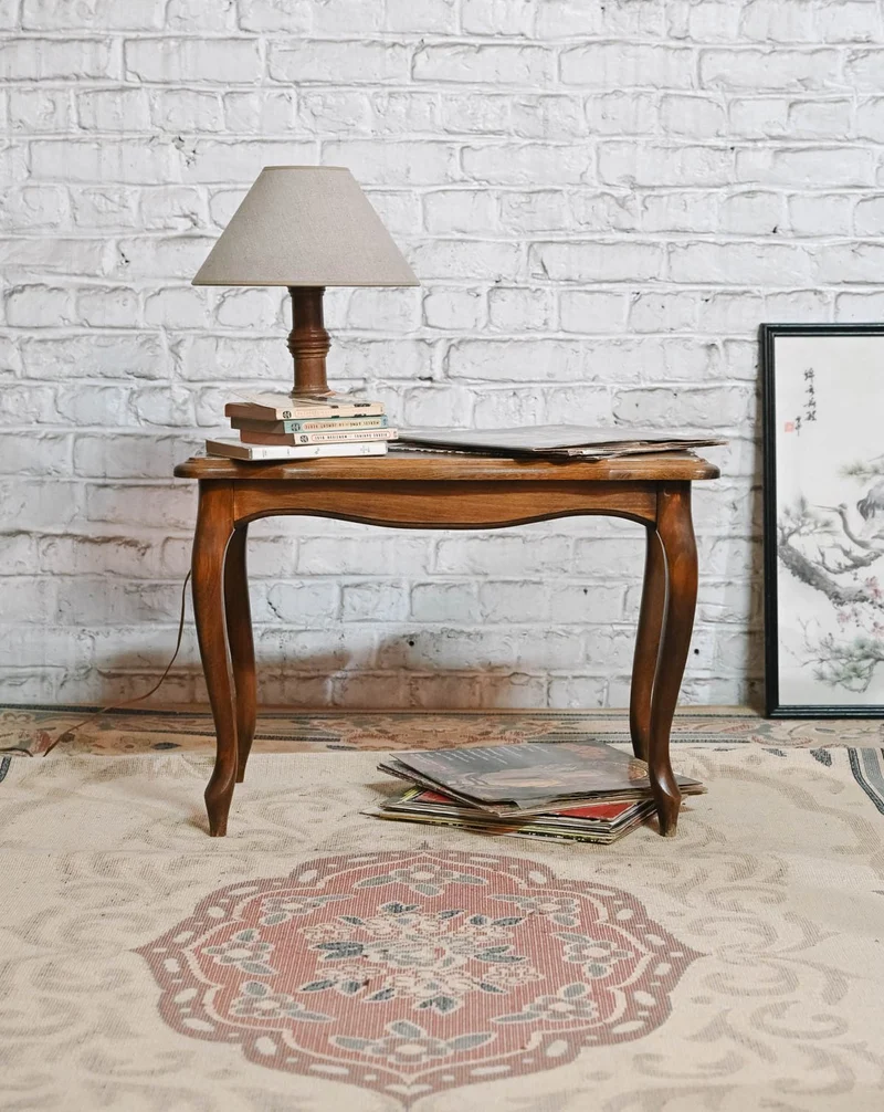 Francine, l'élégante table d'appoint en bois N°1521