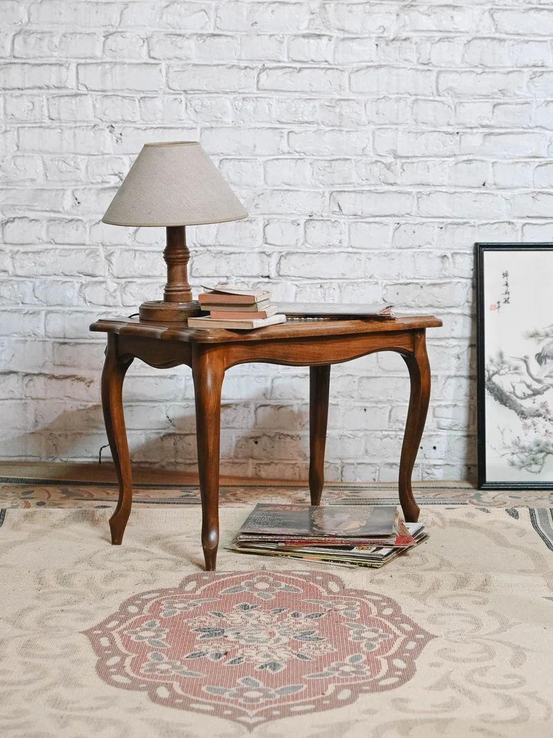 Francine, l'élégante table d'appoint en bois N°1521