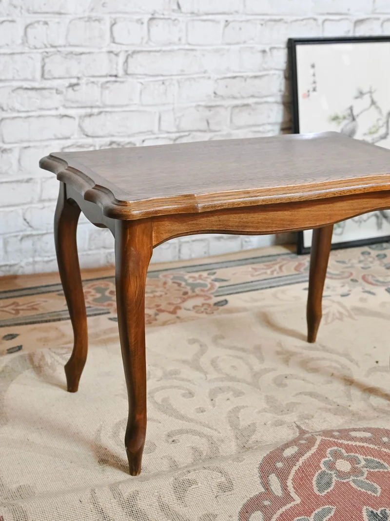 Francine, l'élégante table d'appoint en bois N°1521