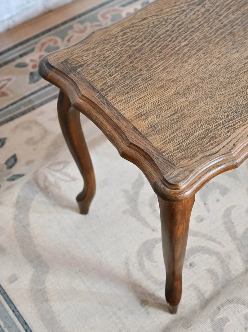 Francine, l'élégante table d'appoint en bois N°1521