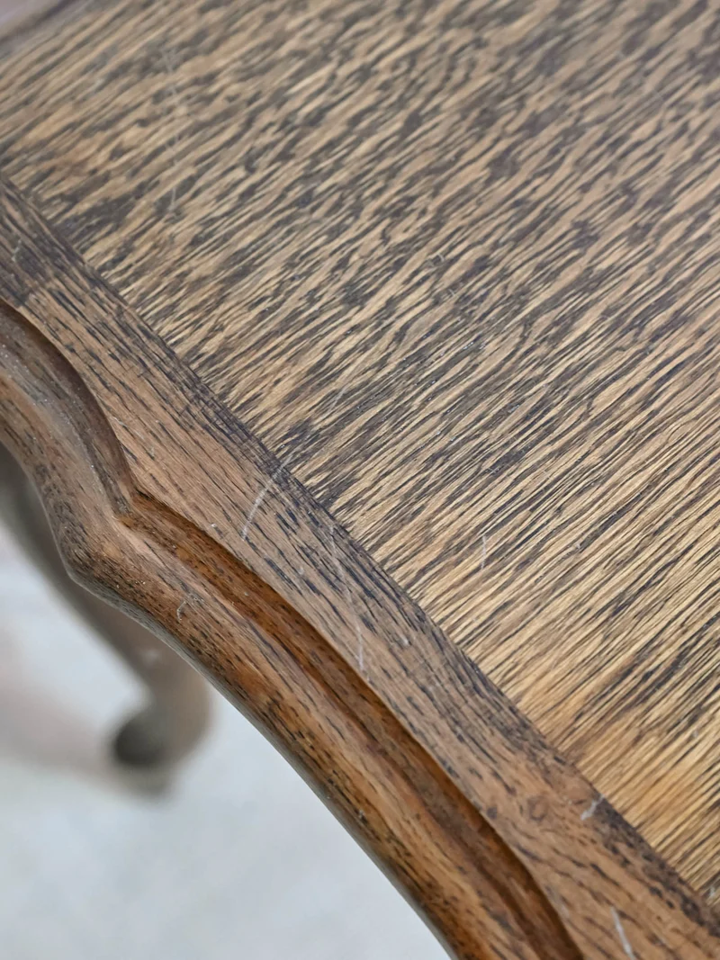 Francine, l'élégante table d'appoint en bois N°1521