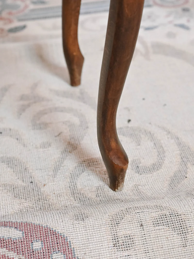 Francine, l'élégante table d'appoint en bois N°1521