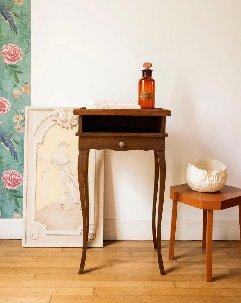 Francine, la table d'appoint aux pieds courbés N°1536