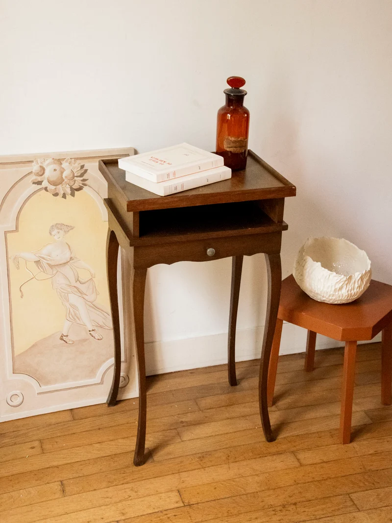 Francine, la table d'appoint aux pieds courbés N°1536