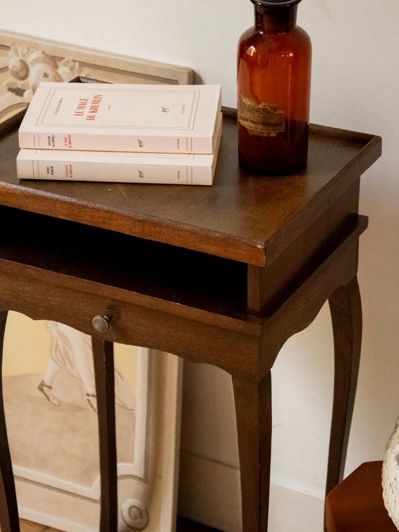 Francine, la table d'appoint aux pieds courbés N°1536