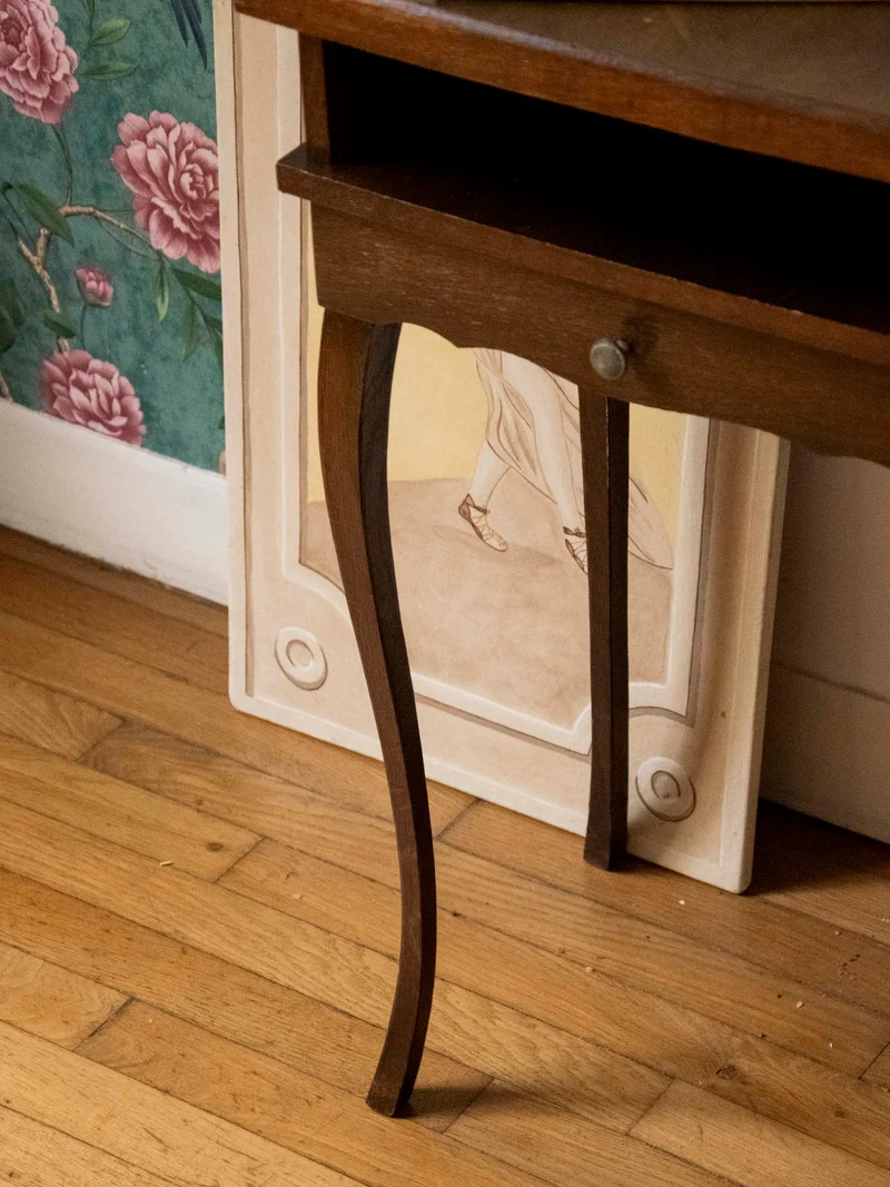Francine, la table d'appoint aux pieds courbés N°1536
