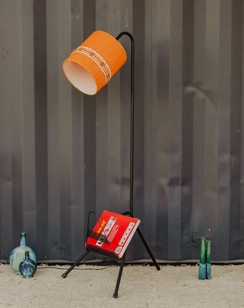 Julien, le lampadaire porte-revues en métal noir N°392