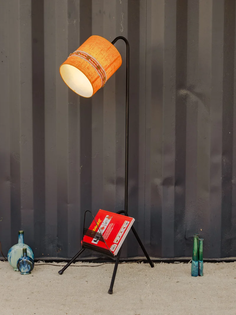 Julien, le lampadaire porte-revues en métal noir N°392