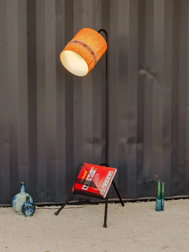 Julien, le lampadaire porte-revues en métal noir N°392
