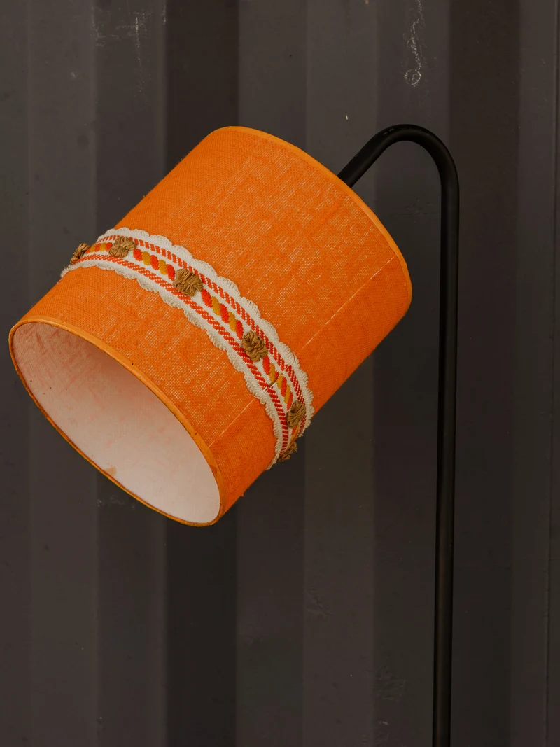 Julien, le lampadaire porte-revues en métal noir N°392