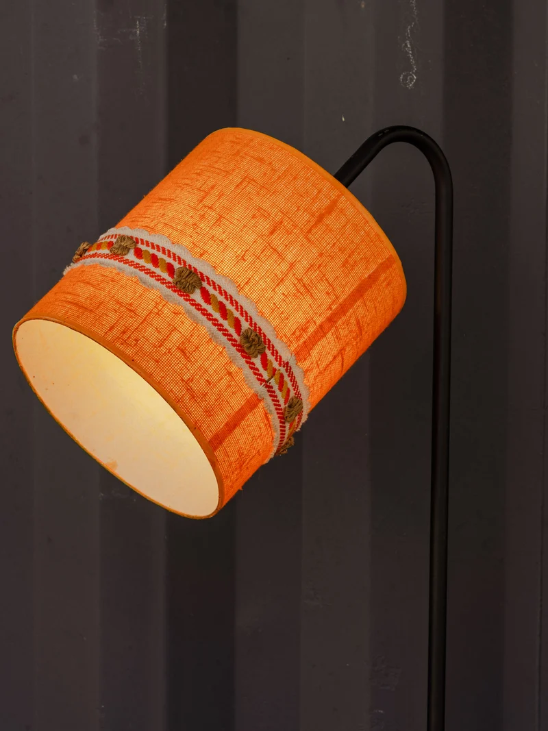 Julien, le lampadaire porte-revues en métal noir N°392
