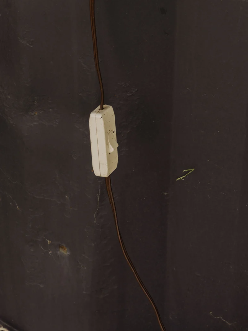 Julien, le lampadaire porte-revues en métal noir N°392