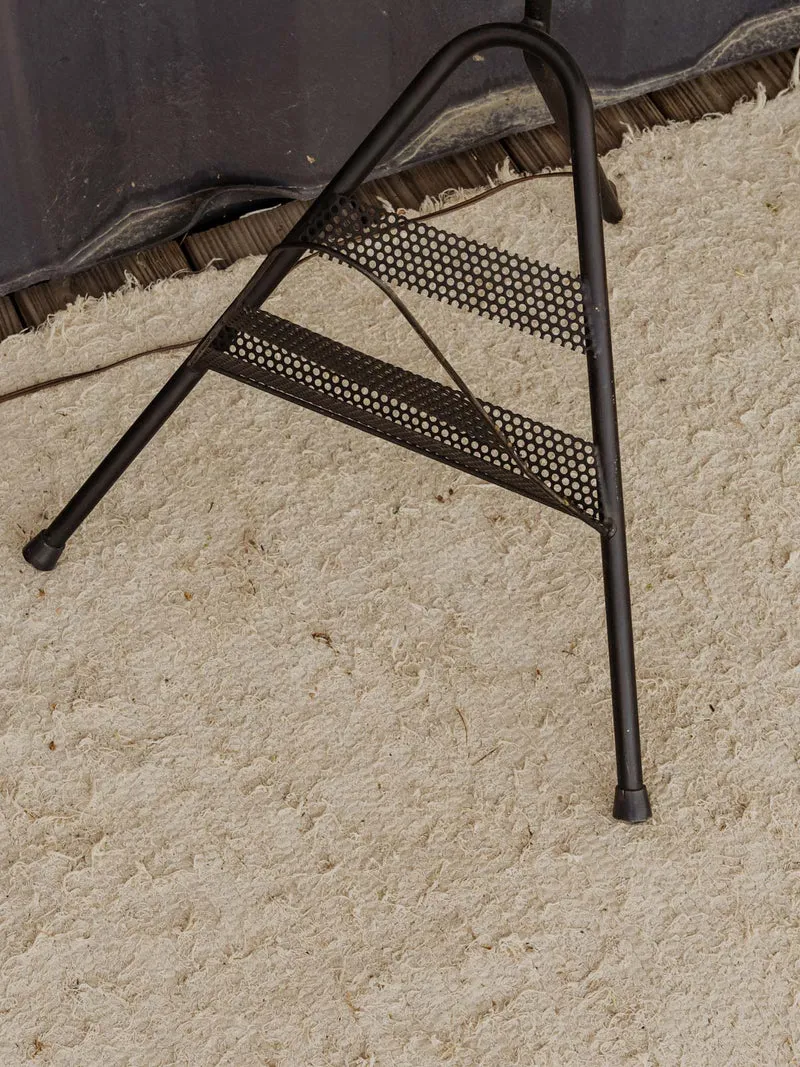 Julien, le lampadaire porte-revues en métal noir N°392