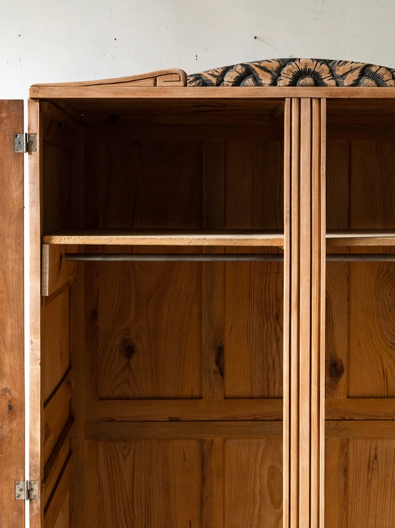 Blandine, l'armoire en bois sculpté style Art déco N°498