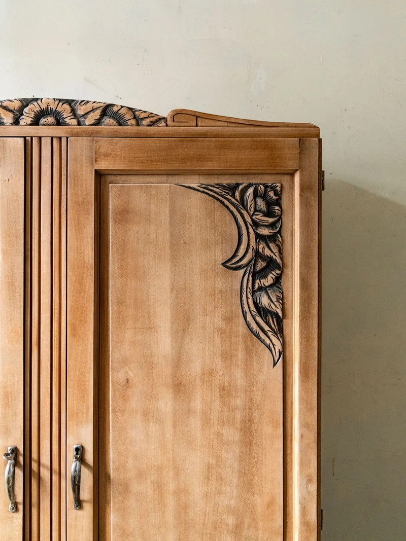 Blandine, l'armoire en bois sculpté style Art déco N°498