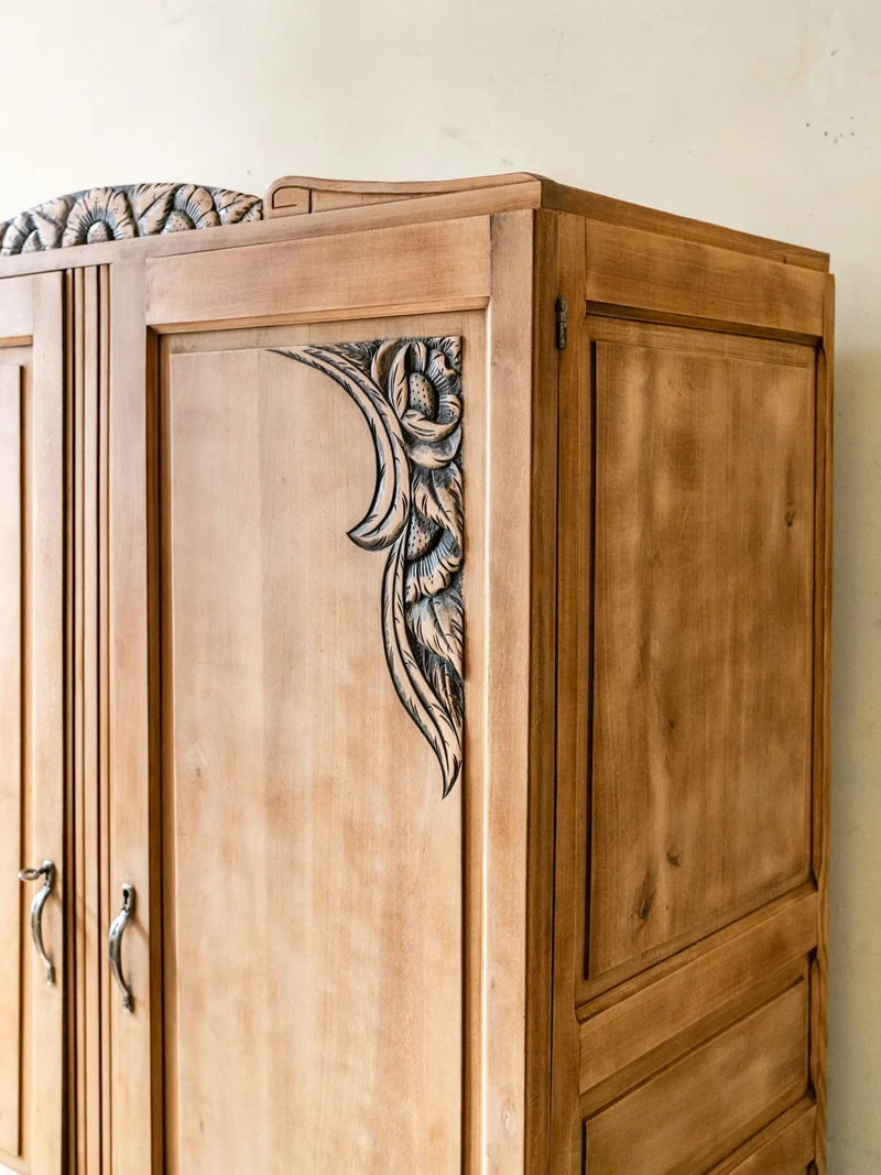 Blandine, l'armoire en bois sculpté style Art déco N°498