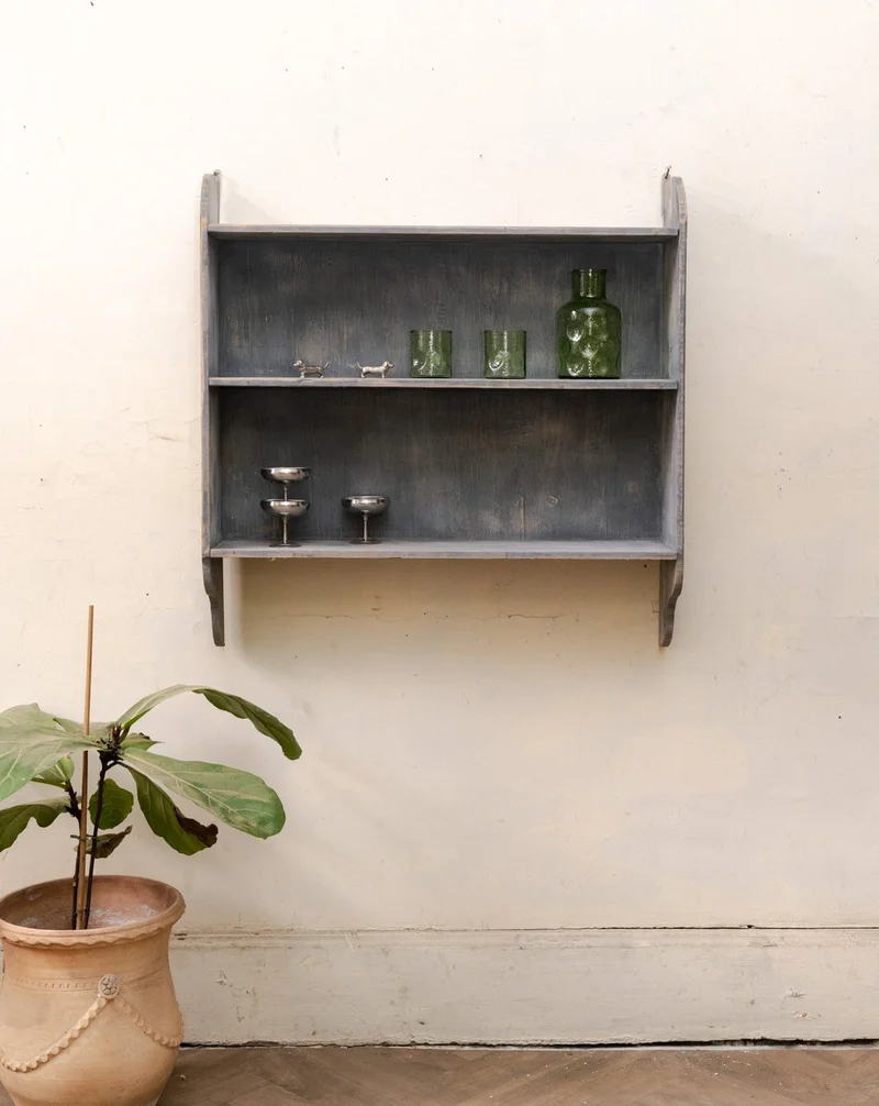 Gaëlle, l'étagère murale en bois patiné gris N°1529