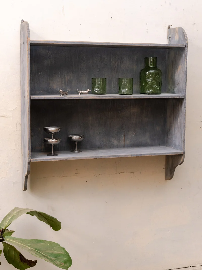 Gaëlle, l'étagère murale en bois patiné gris N°1529