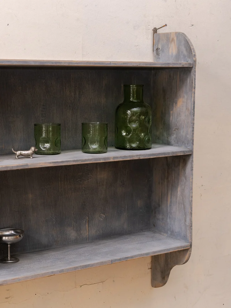 Gaëlle, l'étagère murale en bois patiné gris N°1529