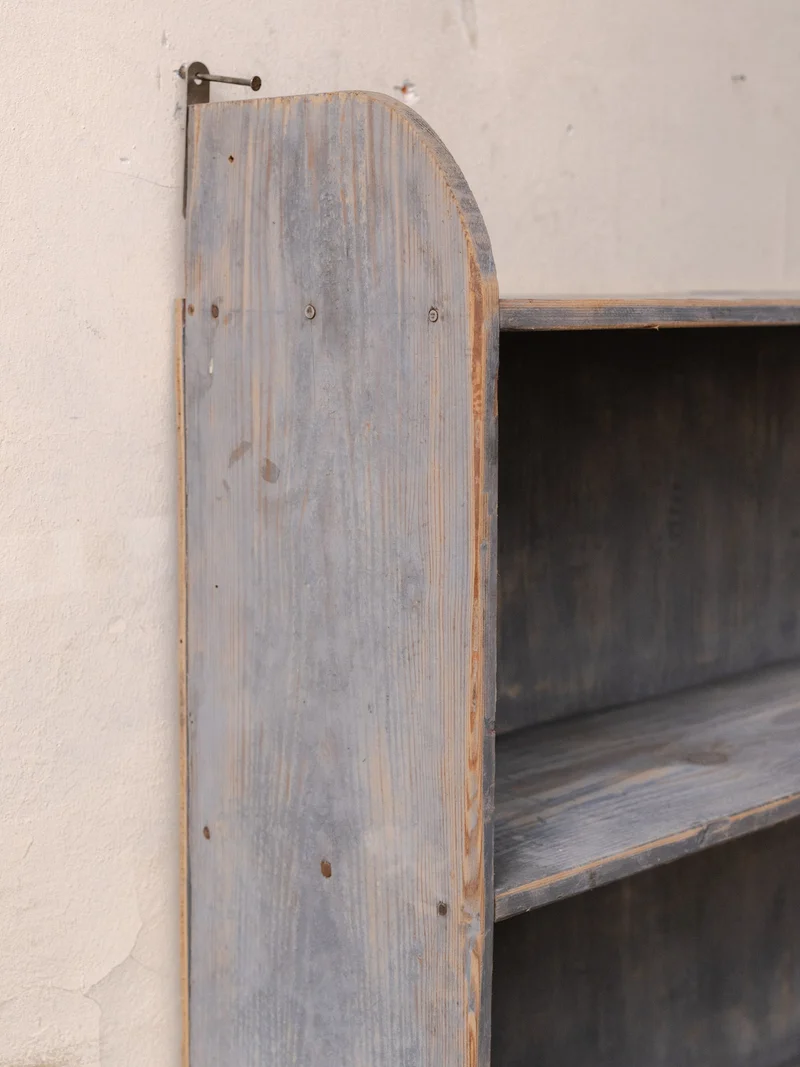 Gaëlle, l'étagère murale en bois patiné gris N°1529
