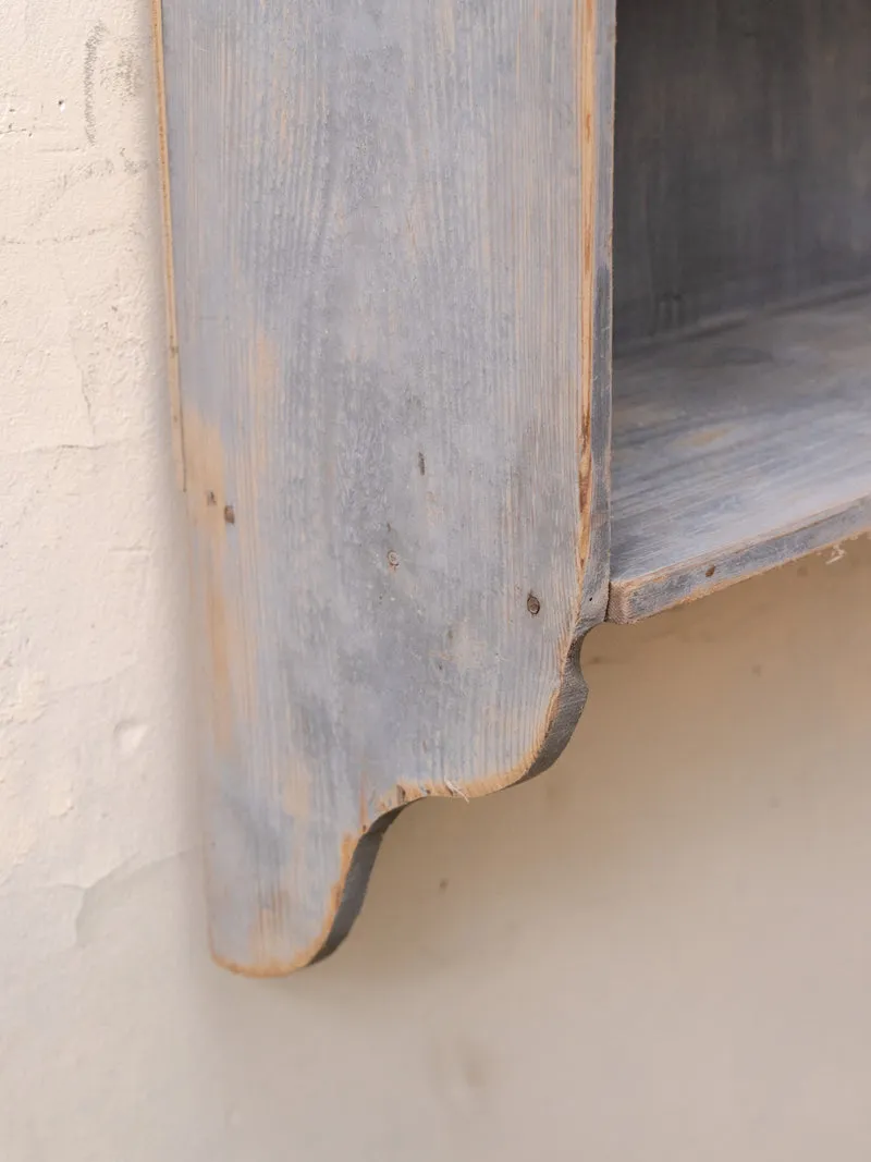Gaëlle, l'étagère murale en bois patiné gris N°1529