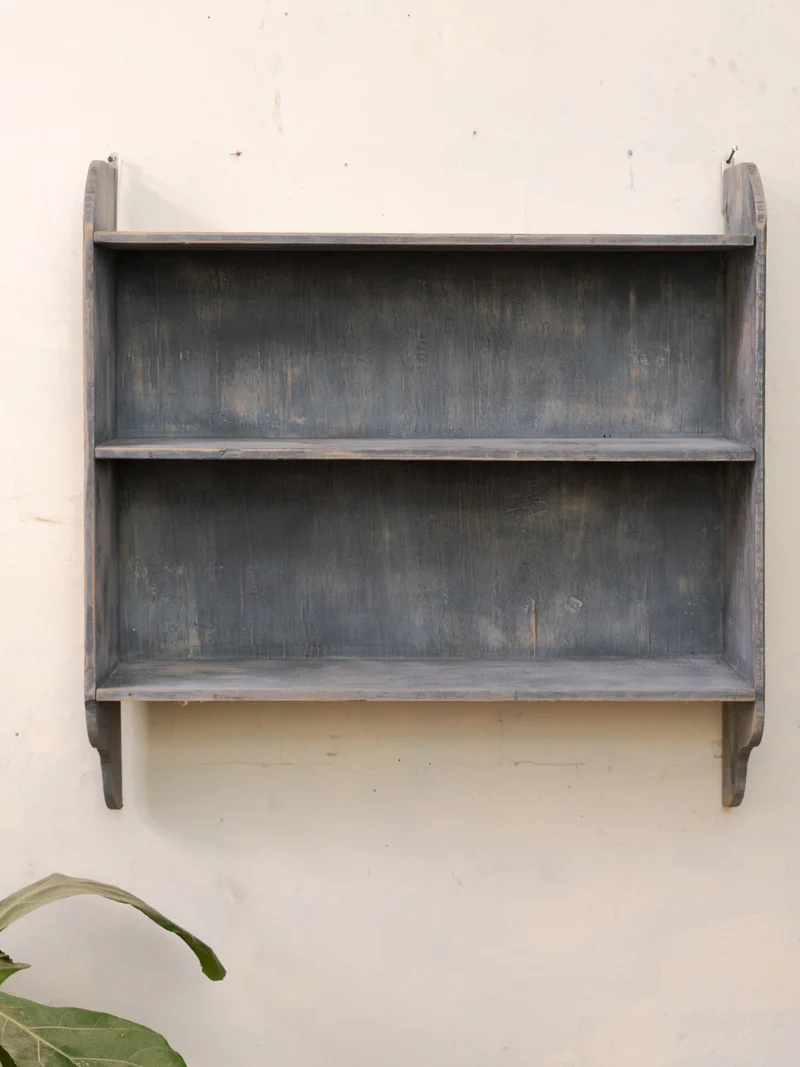 Gaëlle, l'étagère murale en bois patiné gris N°1529