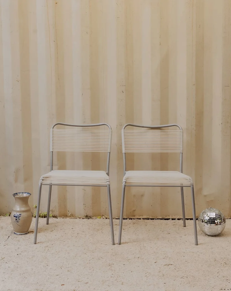 Alma, la paire de chaises en métal gris et scoubidou blanc N°1854