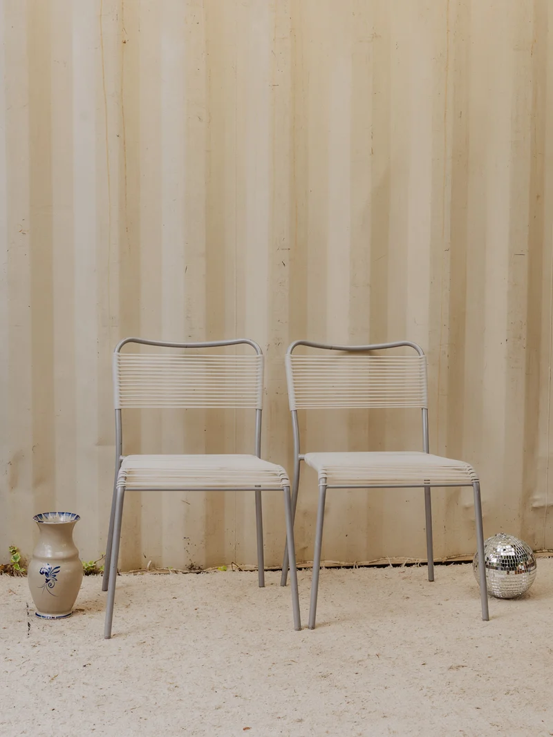 Alma, la paire de chaises en métal gris et scoubidou blanc N°1854