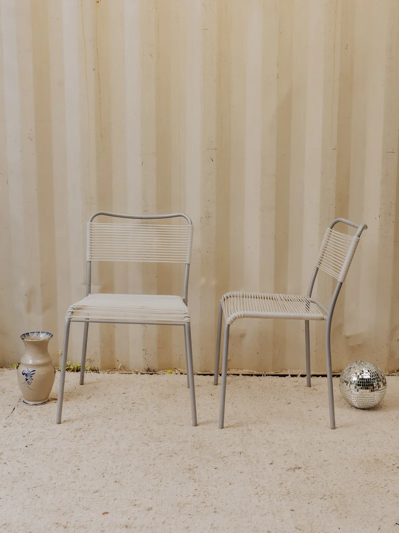 Alma, la paire de chaises en métal gris et scoubidou blanc N°1854