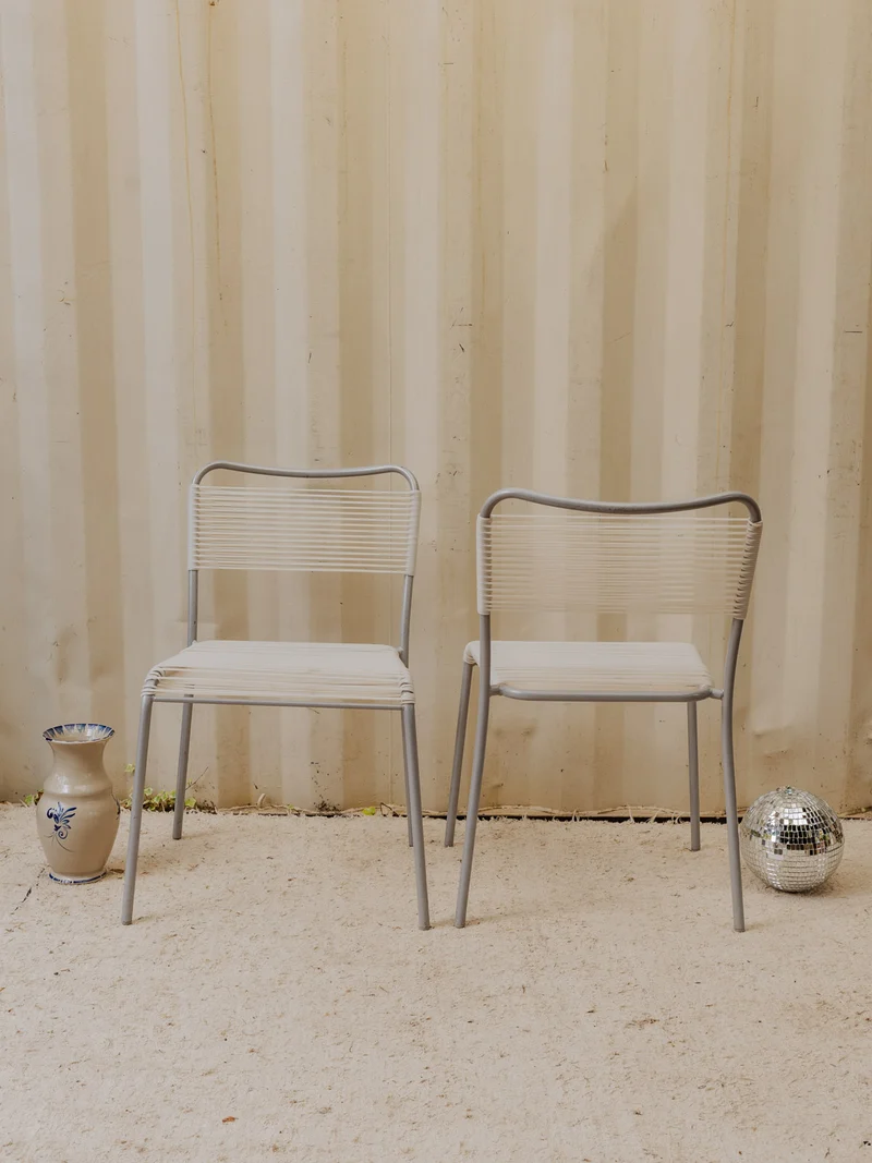 Alma, la paire de chaises en métal gris et scoubidou blanc N°1854