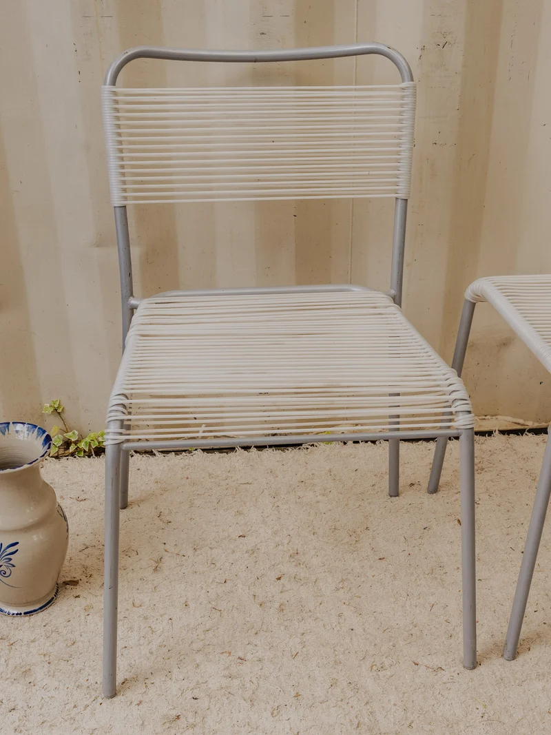 Alma, la paire de chaises en métal gris et scoubidou blanc N°1854