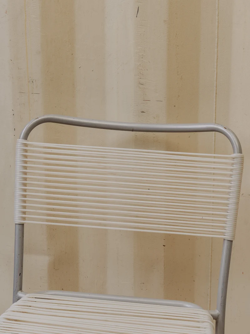 Alma, la paire de chaises en métal gris et scoubidou blanc N°1854
