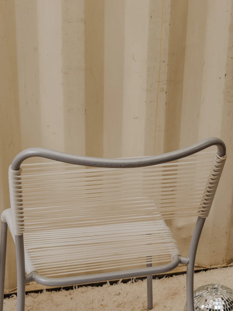 Alma, la paire de chaises en métal gris et scoubidou blanc N°1854
