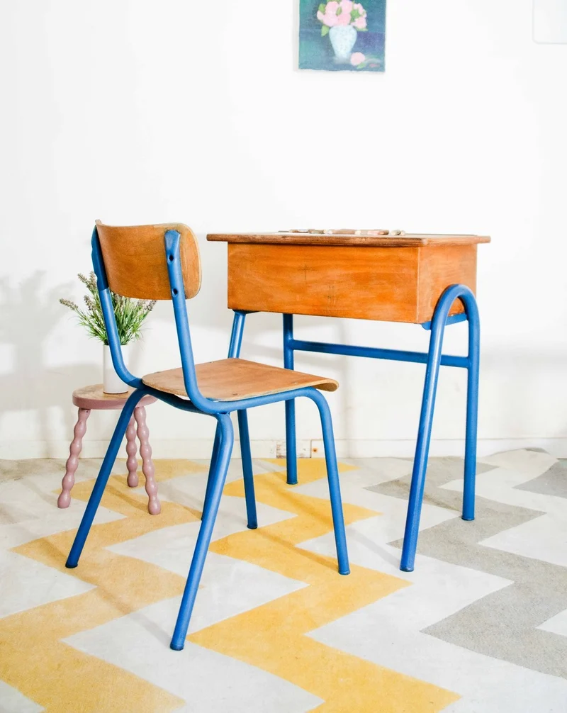 Edouard, le bureau et la chaise d'écolier N°1059
